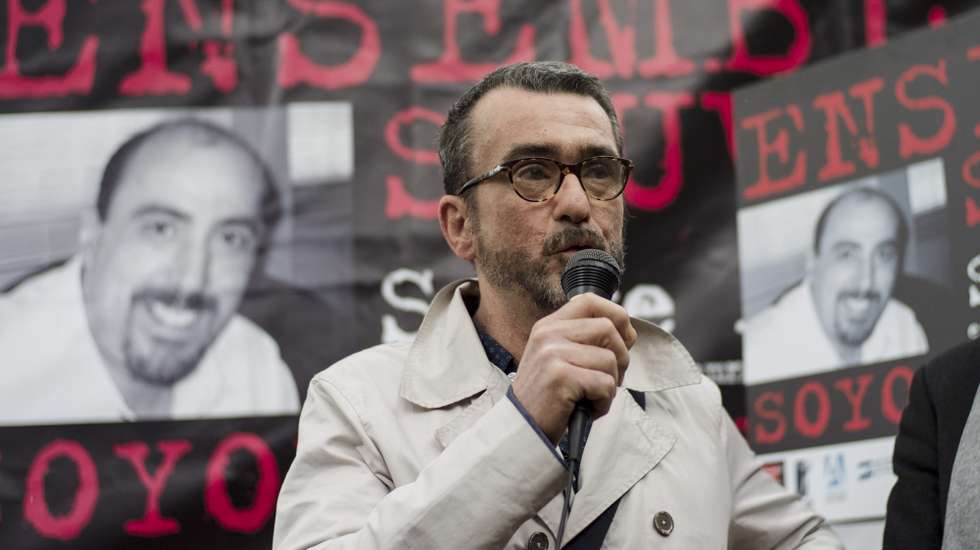 epa04720368 Serge Atlaoui's French lawyer Richard Sedillot delivers a speech to participants of a gathering in support of French citizen Serge Atlaoui, who is facing execution in Indonesia, in Paris, France, 25 April 2015. Atlaoui is among 10 drug convicts in Indonesia, all but one foreigners, facing execution by firing squad. The European Union on 23 April had criticized Indonesia's plans to execute the convicts, saying the death penalty was not a solution to the country's growing drug problem.  EPA/YOAN VALAT