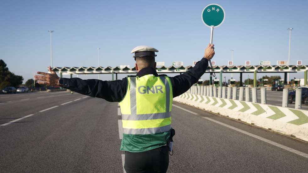 Um agente da Guarda Nacional Republicana (GNR), durante uma ação de fiscalização no âmbito da campanha “Festas MAIs Seguras”, nas portagens do Pinhal Novo, em Setúbal, 30 de dezembro de 2024. ANTÓNIO PEDRO SANTOS/LUSA
