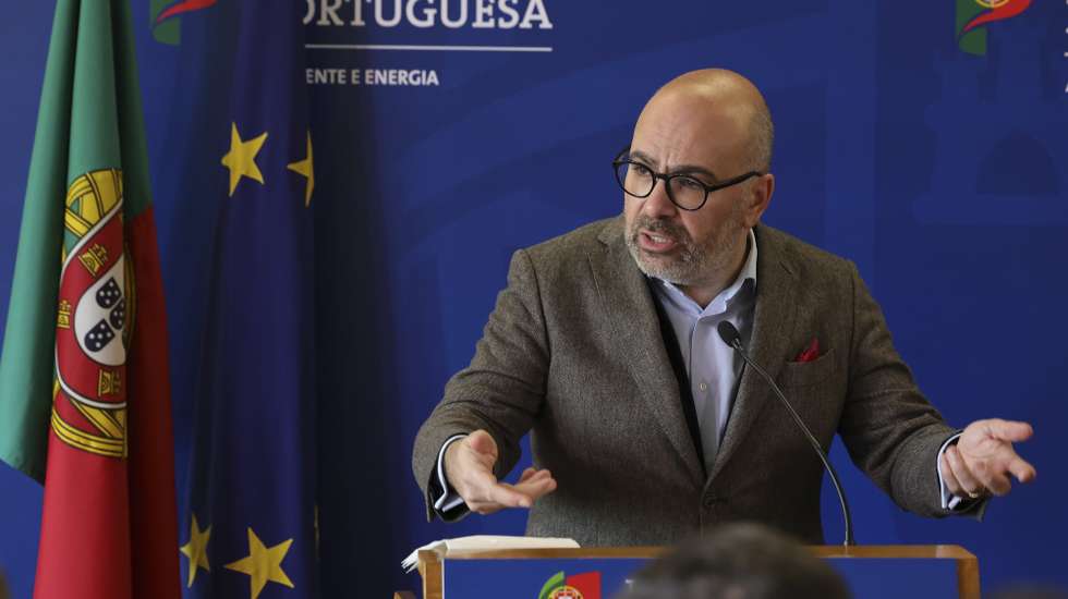 O ministro das Infraestruturas e Habitação, Miguel Pinto Luz, intervém na cerimónia de assinatura de protocolos para a descarbonização de transportes públicos nacionais, com entidades beneficiárias para aquisição de autocarros elétricos, no Ministério do Ambiente e Energia, em Lisboa, 03 de abril de 2025. MANUEL DE ALMEIDA/LUSA