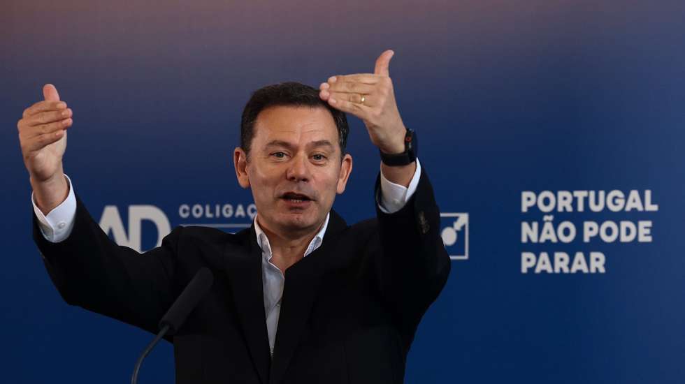 O presidente do PSD, Luís Montenegro durante a intervenção no encerramento do encontro dos cabeças de lista da AD - Coligação PSD/CDS, na Curia, Anadia, 13 de abril de 2025. PAULO NOVAIS/LUSA