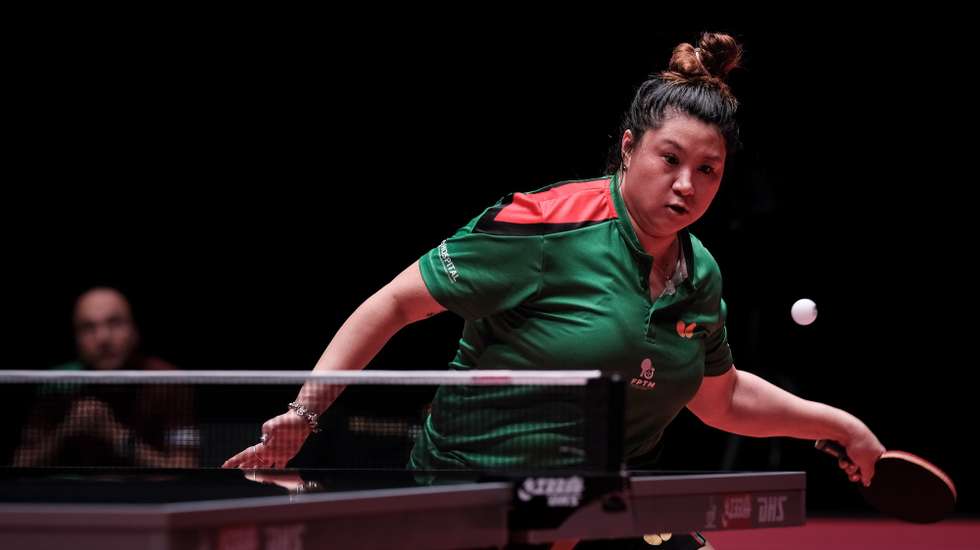Mesa-tenista portuguesa Jieni Shao disputa primeiro jogo (2-2) contra a francesa Jia Nan Yuan no IFFT World Cup Macao, no Galaxy Arena, em Macau, 14 de abril de 2025. GONÇALO LOBO PINHEIRO/LUSA