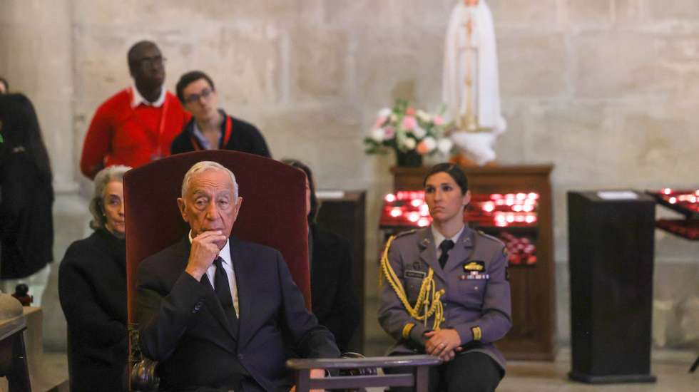 O Presidente da República, Marcelo Rebelo de Sousa, participa na missa de sufrágio pelo Papa Francisco, na Sé de Lisboa, 21 de abril de 2025. O Papa Francisco morreu hoje aos 88 anos, após 12 anos de um pontificado marcado pelo combate aos abusos sexuais, guerras e uma pandemia. Nascido em Buenos Aires, a 17 de dezembro de 1936, Francisco foi o primeiro jesuíta a chegar à liderança da Igreja Católica. Francisco esteve internado durante 38 dias devido a uma pneumonia bilateral e teve alta em 23 de março. A sua última aparição pública foi no domingo de Páscoa, no Vaticano, na véspera de morrer. MANUEL DE ALMEIDA/LUSA