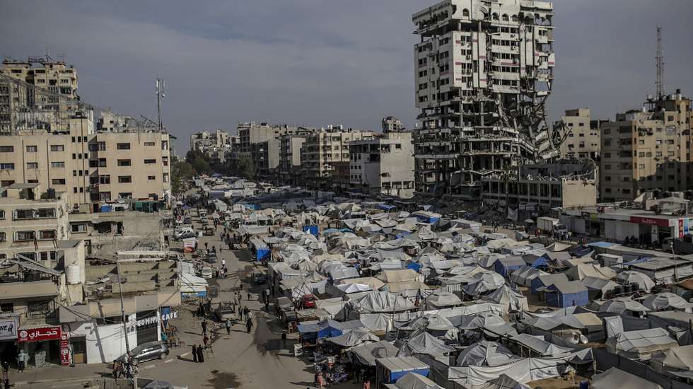 epa12067776 A camp for internally displaced Palestinians in the Al Remal neighbourhood, Gaza City, 01 May 2025. More than 52,400 Palestinians have been killed in the Gaza Strip, according to the Palestinian Ministry of Health, since Israel launched a military campaign in the strip in response to a cross-border attack led by the Palestinian militant group Hamas on 07 October 2023, in which about 1,200 Israelis were killed and more than 250 taken hostage.  EPA/MOHAMMED SABER