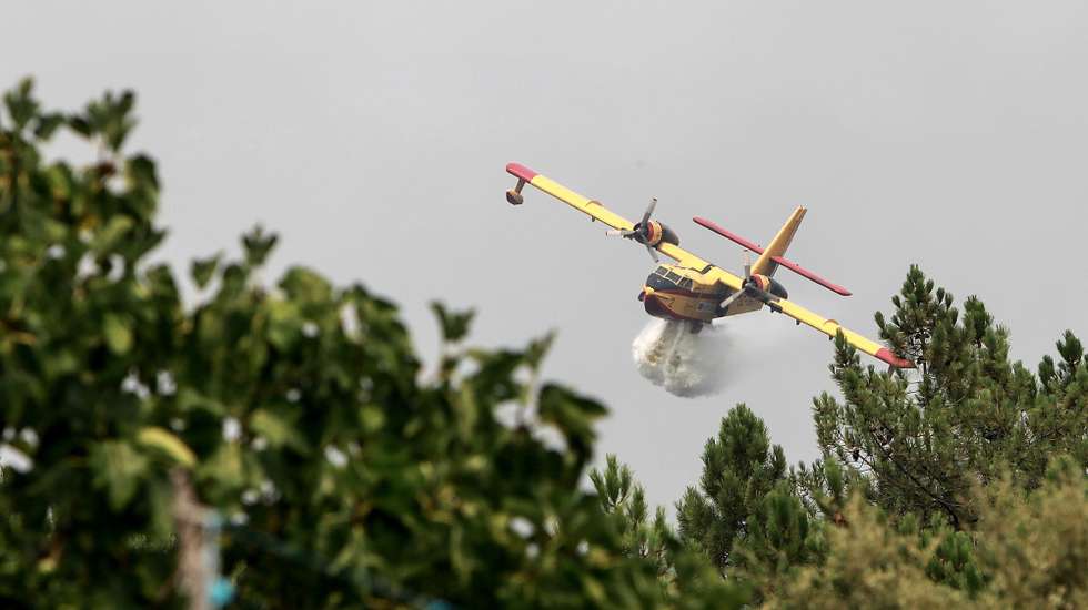 Um avião faz uma descarga no combate ao incêndio de grandes dimensões que ameaça as aldeias de Vale da Mua e Vale Clérigo Clérigo no concelho de Proença-a-Nova, distrito de Castelo Branco. O incêndio que deflagrou na sexta-feira, em Castelo Branco, tem três frentes ativas no concelho vizinho de Proença-a-Nova, 05 de agosto de 2023. MIGUEL PEREIRA DA SILVA / LUSA