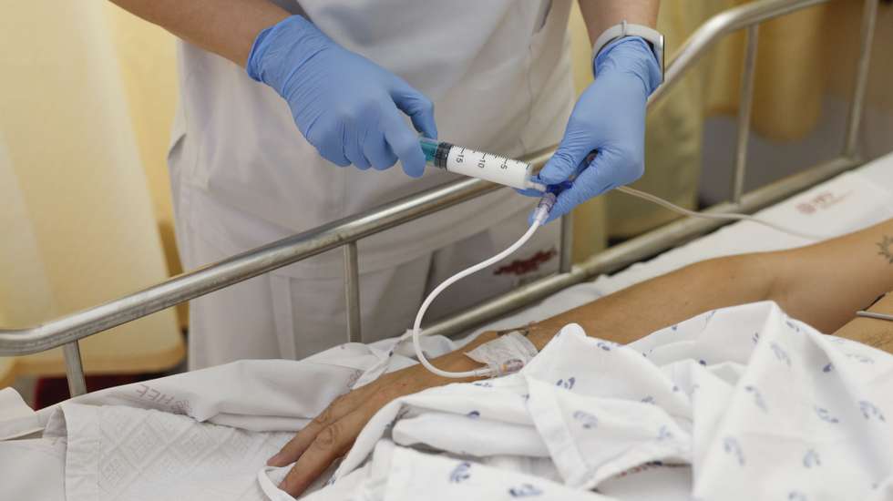 Uma enfermeira administra sedativios ao paciente paciente Paulo Pinto, doente internado na Unidade de Insuficiência Cardíaca (IC) do Hospital Professor Doutor Fernando Fonseca, na Amadora, 04 de junho de 2025. O Hospital recebeu a pré-acreditação internacional da Sociedade Europeia de Insuficiência Cardíaca (iCARE-HF), um reconhecimento que certifica os melhores centros de tratamento e gestão da IC a nível mundial. (ACOMPANHA TEXTO DE 13-06-2025) ANTÓNIO PEDRO SANTOS/LUSA