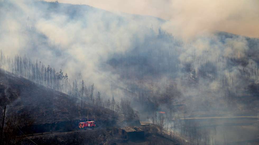 Um autotanque dos bombeiros passa por uma área ardida durante o incêndio, na aldeia de Mourisia, Arganil, 14 de agosto de 2025. De acordo com os dados disponíveis no ‘site’ da Autoridade Nacional de Emergência e Proteção Civil (ANEPC), quase 900 operacionais combatiam o fogo que deflagrou na quarta-feira na freguesia de Piódão, no concelho de Arganil, distrito de Coimbra, e se estendeu depois aos municípios de Oliveira do Hospital e Pampilhosa da Serra (Coimbra), e de Seia, já no distrito da Guarda. PAULO CUNHA/LUSA