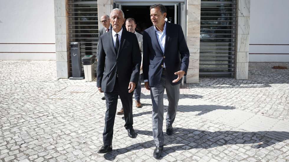 O Presidente da República, Marcelo Rebelo de Sousa (E), ladeado pelo primeiro-ministro, Luís Montenegro (D), à saída de uma uma reunião na sede da Autoridade Nacional de Emergência e Proteção Civil (ANEPC), para assistir a um ponto da situação sobre os incêndios, em Carnaxide, Oeiras, 15 de agosto de 2025. ANTÓNIO PEDRO SANTOS/LUSA