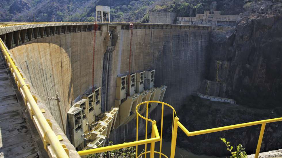 Hidroelétrica de Cahora Bassa, em Songo, província de Tete, Moçambique, 19 de julho de 2025. O presidente do Banco Mundial afirmou hoje que Moçambique tem condições “únicas” em África para ser o centro energético no sul do continente, prometendo apoio aos projetos em curso, como no aumento da capacidade produtiva em Cahora Bassa. LUÍSA NHANTUMBO/LUSA