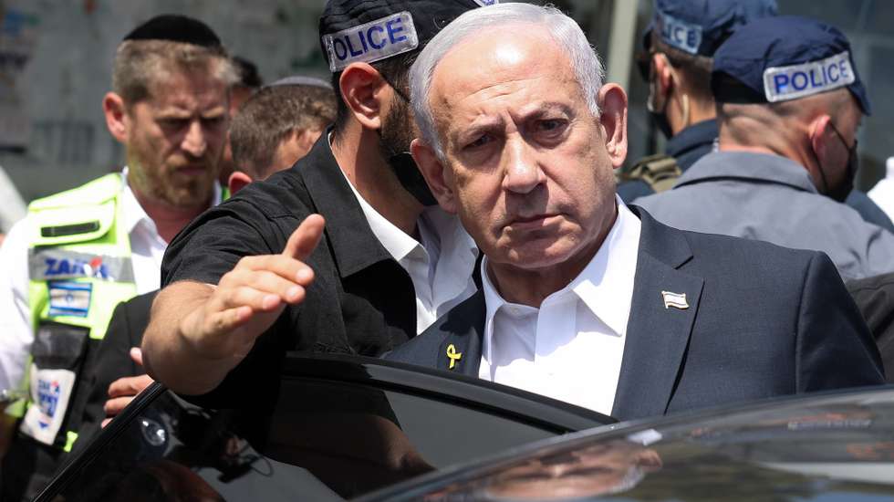 epa12361891 Israeli Prime Minister Benjamin Netanyahu visits the scene of a shooting incident in Jerusalem, 08 September 2025. At least five people were killed and several others injured by gunfire after a shooting incident at Ramot Junction in Jerusalem, according to Magen David Adom (MDA), Israel's national emergency services.  EPA/Ronen Zvulun / POOL