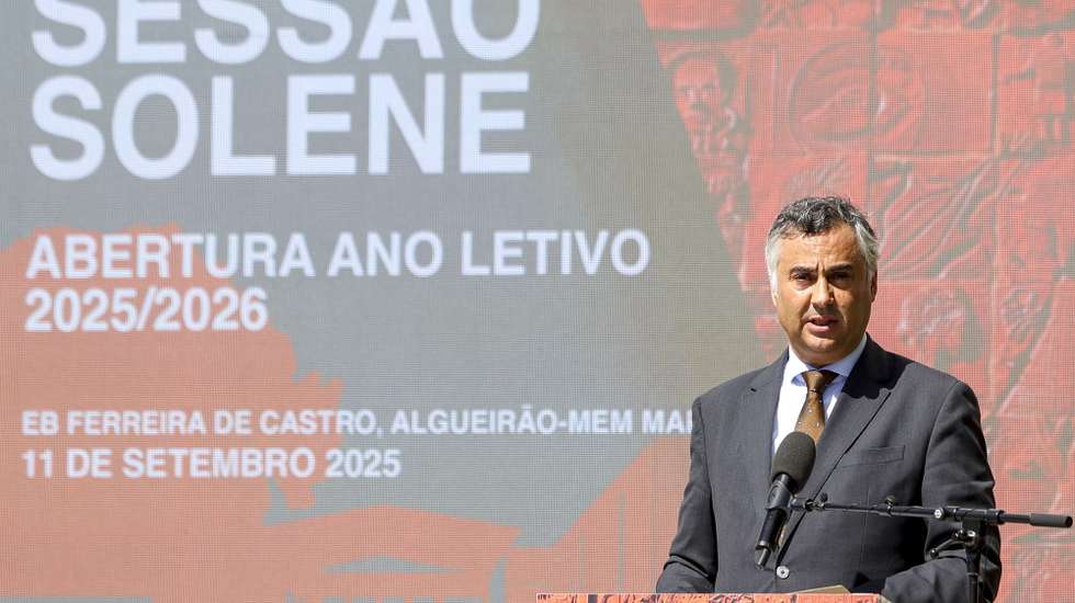 O ministro da Educação, Ciência e Inovação, Fernando Alexandre, discursa na cerimónia para assinalar o início do Ano Letivo 2025/2026, na Escola Básica Ferreira de Castro, em Algueirão - Mem Martins, Sintra, 11 de setembro de 2025. TIAGO PETINGA/LUSA