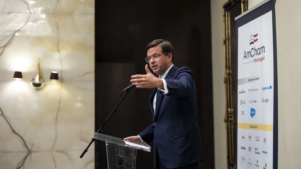O ministro-adjunto e da Reforma do Estado, Gonçalo Matias, usa da palavra durante um almoço-debate promovido pela Câmara de Comércio Americana em Portugal (AmCham Portugal) sobre as prioridades da Reforma do Estado e o impacto que poderão ter no ambiente económico e no setor empresarial, em Lisboa, 19 de setembro de 2025. JOSÉ SENA GOULÃO/LUSA