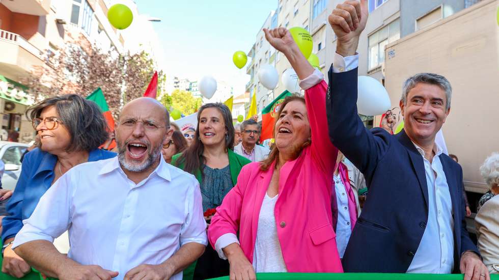 O secretário-geral do Partido Socialista (PS), José Luís Carneiro (D), acompanhado pelo co-porta-voz do Livre, Rui Tavares (2-E), e pela candidata da coligação PS/Livre à Cãmara Municipal de Sintra, Ana Mendes Godinho (2-D), durante uma arruda em Queluz, no último dia da campanha para as eleições autárquicas, Sintra, 10 de outubro de 2025. TIAGO PETINGA/LUSA