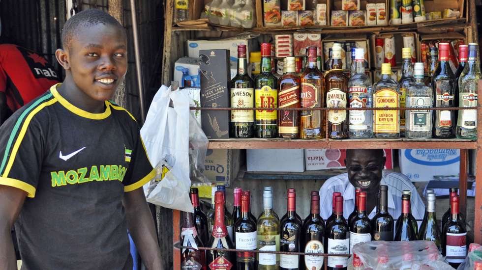 Vendedor ambulante de bebidas alcoólicas nas ruas de Maputo, em Moçambique. O Conselho Municipal da Cidade de Maputo quer remover barracas e bancas de venda de produtos em passeios e locais próximos de escolas e hospitais da cidade, medida contestada pelos vendedores, 28 fevereiro 2012. (ACOMPANHA TEXTO). ANTONIO SILVA/LUSA