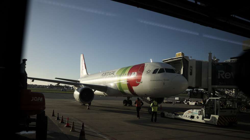 Avião da TAP na pista do Aeroporto Humberto Delgado, em Lisboa, 07 de janeiro de 2026. CARLOS M. ALMEIDA/LUSA