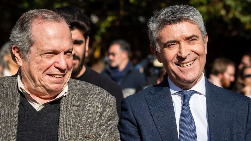 O secretário-geral do Partido Socialista (PS), José Luis Carneiro (D), conversa com o presidente do PS, Carlos César, durante a apresentação pública da sua candidatura a secretário-geral do partido, na sede do PS, em Lisboa, 28 de fevereiro de 2026. JOSÉ SENA GOULÃO/LUSA