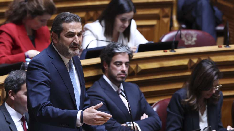 o líder parlamentar do Partido Social Democrata (PSD), Hugo Soares, intervém na sessão plenária com a presença do primeiro-ministro, Luís Montenegro (ausente da fotografia), na Assembleia da República, em Lisboa, 15 de abril de 2026. ANTÓNIO COTRIM/LUSA