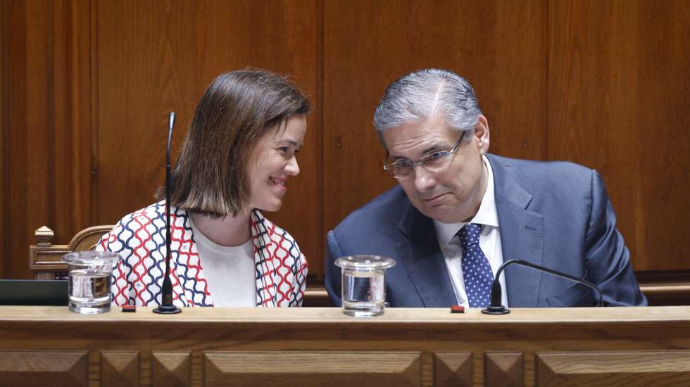 O ministro dos Assuntos Parlamentares, Carlos Abreu Amorim (D), conversa com a secretária de Estado da Saúde, Ana Povo (E), durante a sessão plenária sobre o “Plano de Emergência e Transformação da Saúde: Dois Anos de Anúncios por Cumprir”, na Assembleia da República, em Lisboa, 29 de maio de 2026. ANTÓNIO PEDRO SANTOS/LUSA