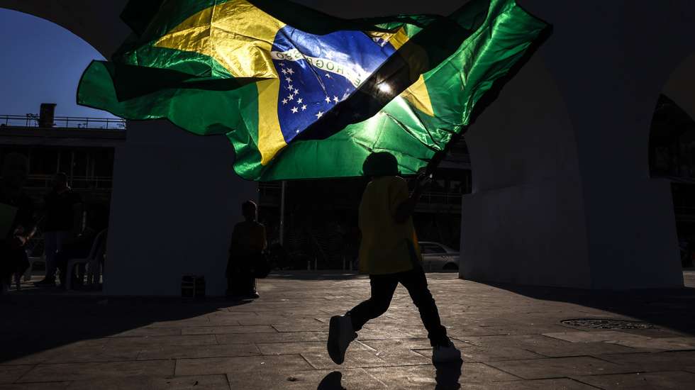 epa13025293 A boy runs with the Brazilian flag during a barber competition in Rio de Janeiro, Brazil, 08 June 2026. The Brazilian city of Rio de Janeiro hosted an international barber competition in which professionals showcased the latest haircut trends, many of which were inspired by the upcoming 2026 FIFA World Cup.  EPA/ANTONIO LACERDA