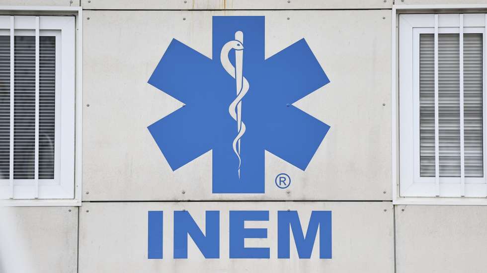 Simbolo do Instituto Nacional de Emergência Médica (INEM), na Amadora, 14 de janeiro de 2026. ANTÓNIO COTRIM/LUSA