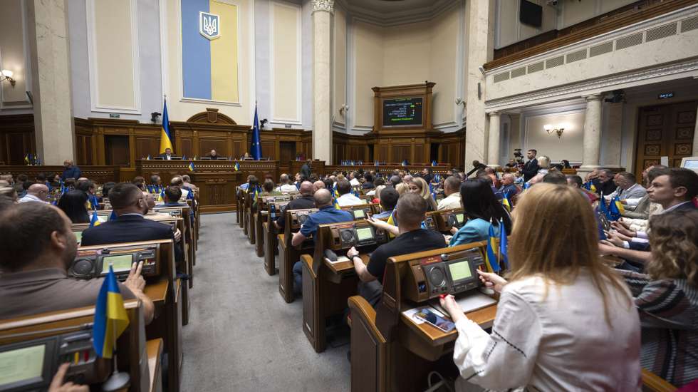epa12274849 Ukrainian lawmakers attend a parliament session to restore the independence of anti-corruption agencies, in Kyiv, Ukraine, 31 July 2025. The Ukrainian parliament on 31 July passed a law restoring the independence of the country's anti-corruption agencies, the National Anti-Corruption Bureau of Ukraine (NABU) and the Specialized Anti-Corruption Prosecutor's Office (SAPO), reversing a move which had sparked public protests across Ukraine.  EPA/ANDRII NESTERENKO