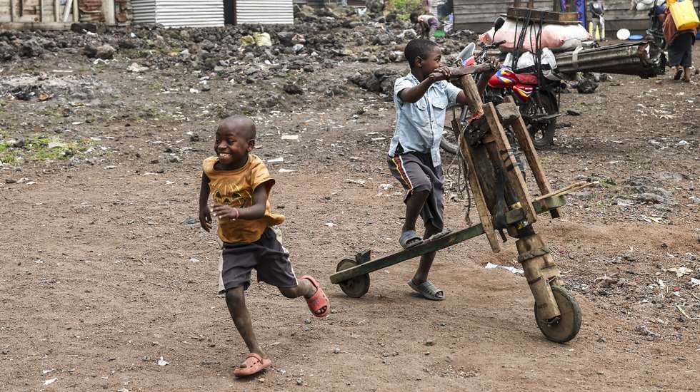 epa11874947 Children play with a traditional wooden two-wheeled handmade car called 'Chikudu' at a compound, as schools remain closed down due to conflicts on the outskirts of Goma, Democratic Republic of the Congo, 04 February 2025. Over 900 people were killed and around 2,800 injured in the last two weeks in the eastern city of Goma of the DRC amid fighting between the M23 (March 23 Movement) rebel group and the government forces, the World Health Organization said on 03 February. The M23 (March 23 Movement) took control of Goma city, the capital of the North Kivu Province, days after claiming to have captured most of it after launching a large-scale offensive in the east of the DR Congo, which the DR Congo and the UN accuse Rwanda of backing.  EPA/STRINGER