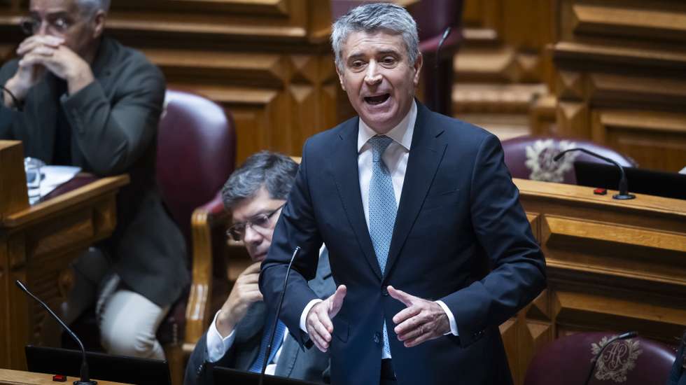 O secretário-geral do Partido Socialista (PS), José Luis Carneiro, usa da palavra durante o debate quinzenal, na Assembleia da República, em Lisboa, 09 de outubro de 2026. JOSÉ SENA GOULÃO/LUSA