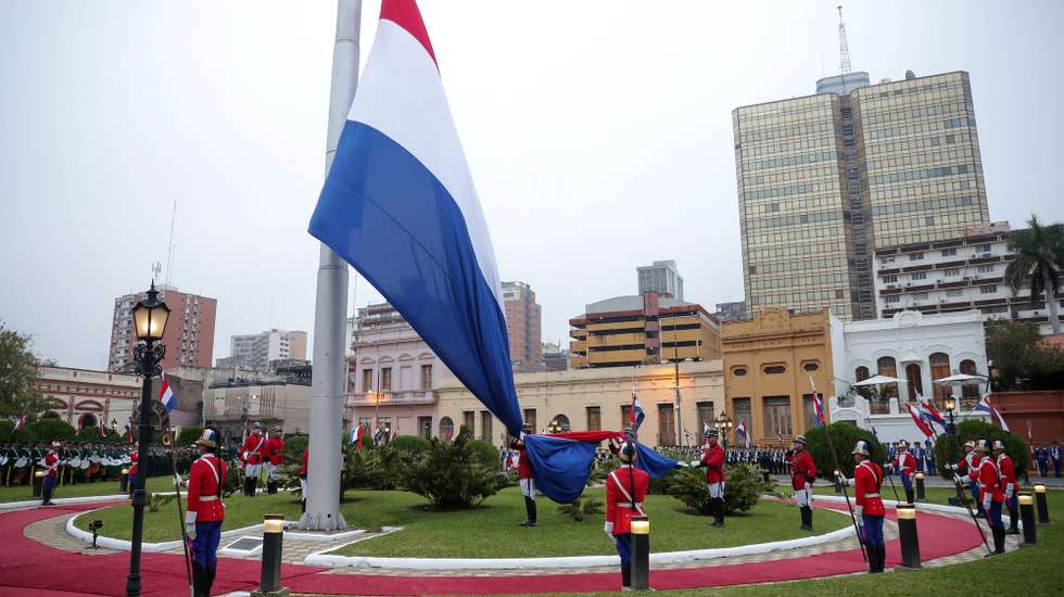 epa12302862 Paraguayan military officers raise the country's flag during the commemoration in Asuncion, Paraguay, 15 August 2025. The celebrations mark the 488th anniversary of the founding of Asuncion, one of the oldest cities in South America.  EPA/JUAN PABLO PINO