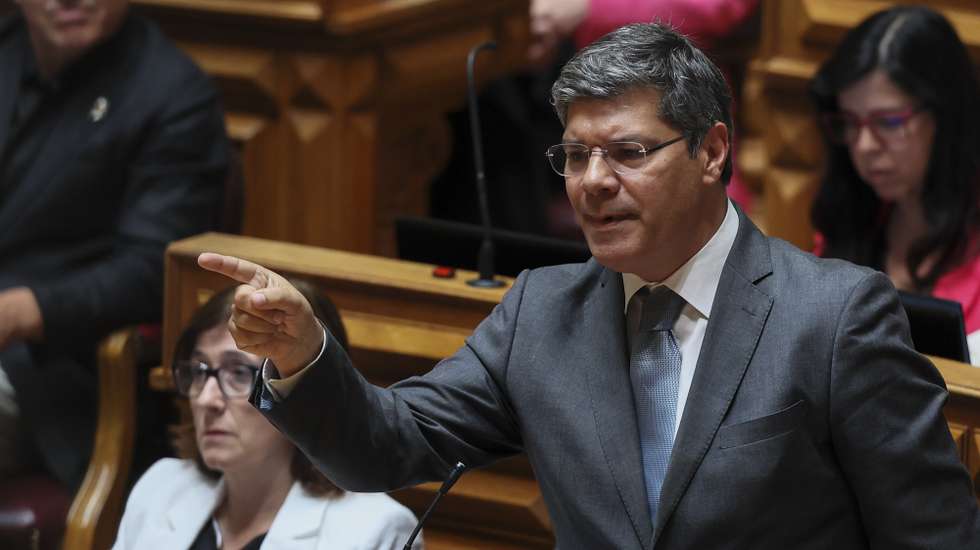 O líder parlamentar do do Partido Socialista (PS), Eurico Brilhante Dias, intervém na sessão plenária no dia da discussão na generalidade do Pacote Laboral, na Assembleia da República, em Lisboa, 18 de junho de 2026. MANUEL DE ALMEIDA/LUSA
