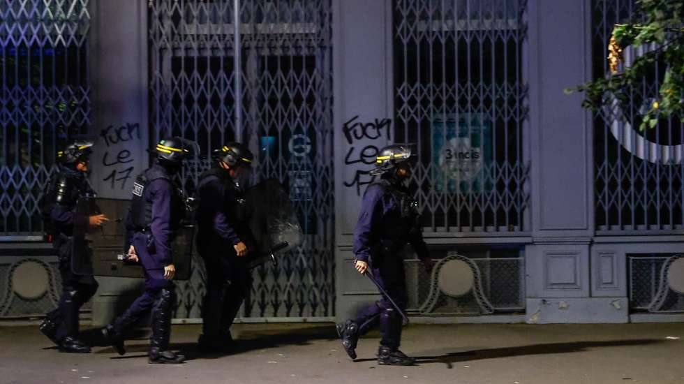 epa13314507 French police stand guard to secure Place de la Republique as clashes between riot police and demonstrators continue for the second day during nationwide protests against the high cost of living in Paris, France, 18 October 2026.  EPA/MOHAMMED BADRA