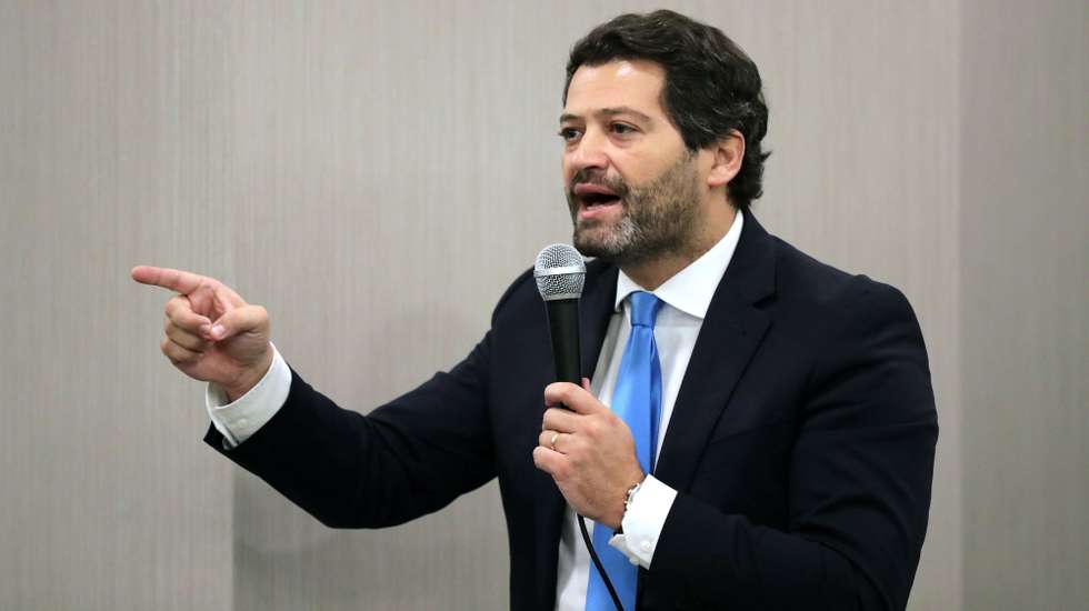 André Ventura, recandidato à presidência do partido Chega, discursa durante um encontro com militantes num hotel no Porto, 19 de fevereiro de 2021. ESTELA SILVA/LUSA