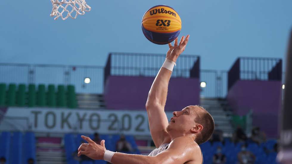epa09373655 Nick Celis of Belgium in action during the Men's Semifinal match between Belgium and Latvia during the 3x3 Basketball events of the Tokyo 2020 Olympic Games at the Aomi Urban Sports Park in Tokyo, Japan, 28 July 2021.  EPA/FAZRY ISMAIL