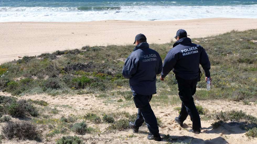Buscas decorrem por terra e por mar