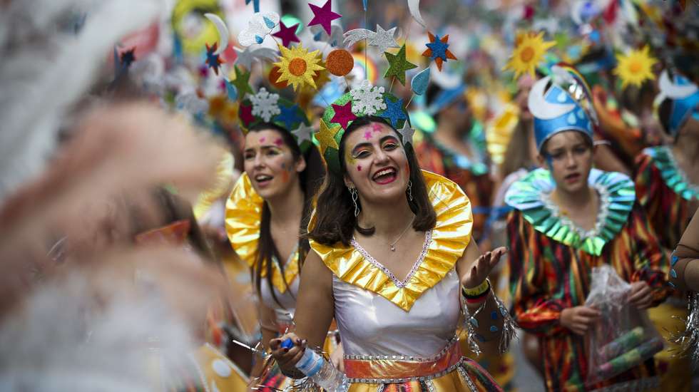 Figurantes desfilam durante uma festa de Carnaval com 15 carros alegóricos e mais de 2000 figurantes, em Loures, 25 de fevereiro de 2020. JOSÉ SENA GOULÃO/LUSA