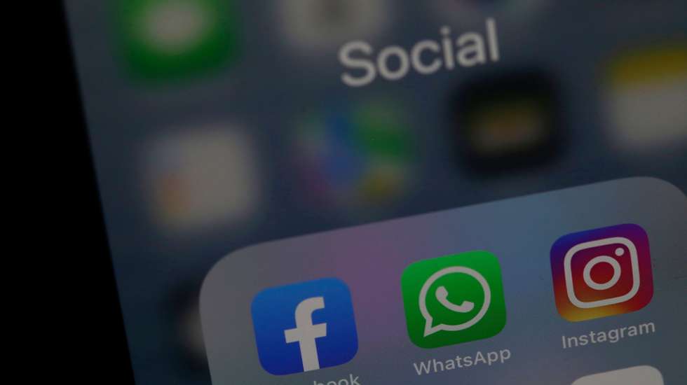 epa09506183 Facebook, WhatsApp and Instagram icons are seen on a mobile device in Belgrade, Serbia, 04 October 2021. Facebook's services and applications: Instagram, WhatsApp and Messenger went down on Monday 04 october in various parts of the world, users denounced on the Downdetector website.  EPA/ANDREJ CUKIC