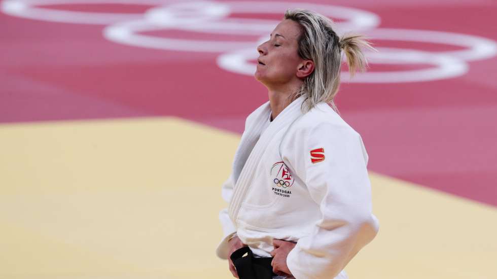 A judoca portuguesa Telma Monteiro foi derrotada pela judoca polaca Julia Kowalczyk, depois de mais de 5 minutos no golden score e falhou os quartos de final dos Jogos Olimpicos de Tóquio 2020, no Budokan em Tóquio, 26 de julho de 2021. TIAGO PETINGA/LUSA