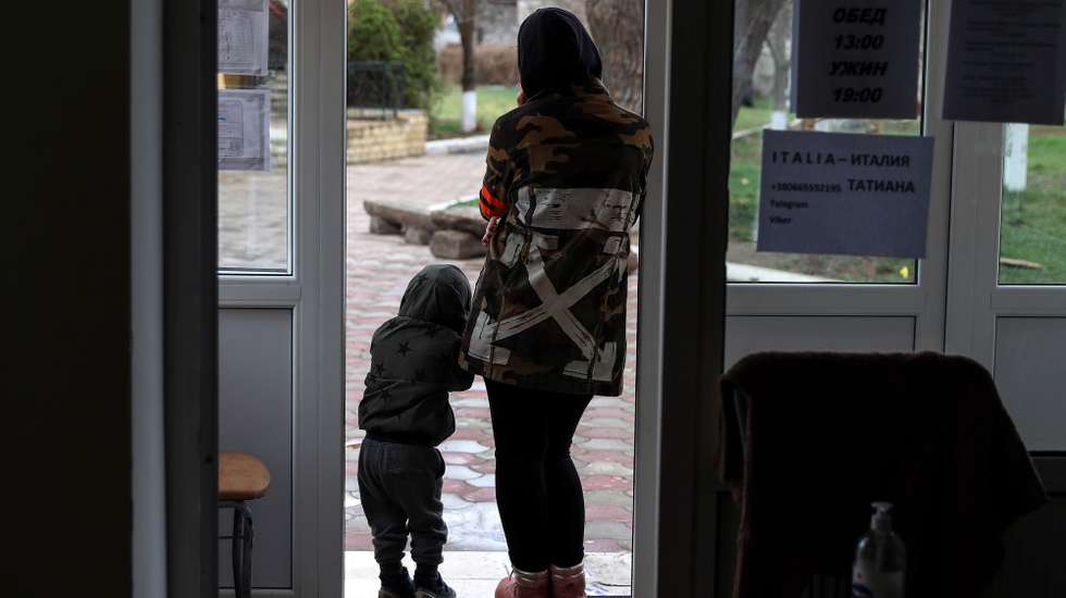 Várias refugiadas do sul da Ucrânia vivem com os filhos temporariamente num antigo campo de férias, por agora transformado em local de abrigo para refugiados, em Cosnita, Moldova, 02 de abril de 2022. Crianças refugiadas Ucranianas vivem com as mães temporariamente num antigo campo de férias na localidade de Cosnita (Moldova), por agora transformado em local de abrigo para refugiados. (ACOMPANHA TEXTO DA LUSA DO DIA 06 DE ABRIL DE 2022). NUNO VEIGA/LUSA