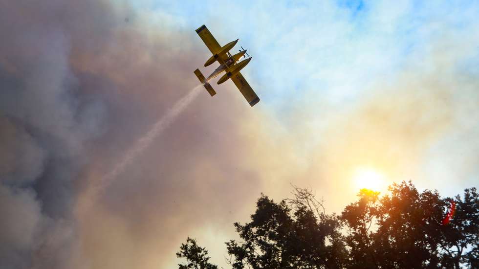 Um avião combate um incêndio que lavra numa zona de mato na freguesia de Benespera, no concelho da Guarda, 07 de julho de 2022. De acordo com a página da Autoridade Nacional de Emergência e Proteção Civil, o incêndio está a ser combatibo por mais de 325 operacionais, apoiados por 96 viaturas e 04 meios aéreos. MIGUEL PEREIRA DA SILVA/LUSA