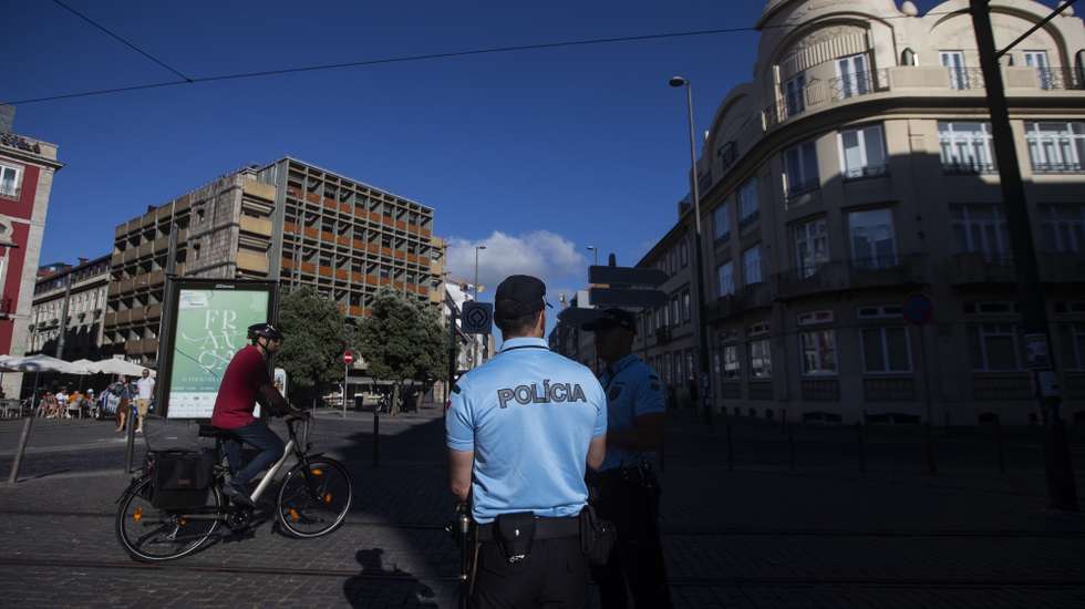 Elementos da Polícia de Segurança Pública (PSP) durante a apresentação das Unidades Móveis de Atendimento da PSP, na Praça da Batalha, no Porto, 28 de julho de 2022. As unidades móveis de atendimento, foram apresentadas hoje, simultaneamente em Lisboa e no Porto. JOSÉ COELHO/LUSA
