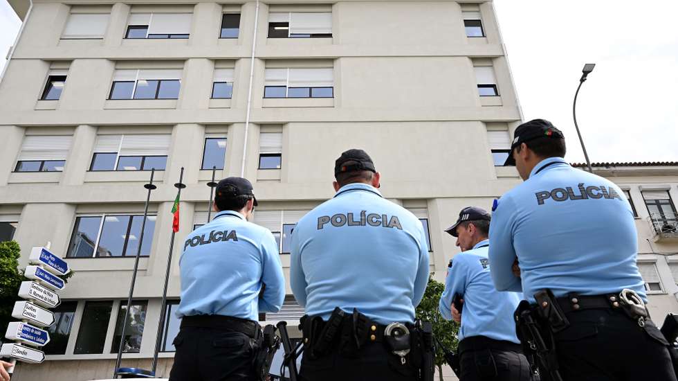 Os polícias, vestidos de preto, preenchem totalmente uma das bancadas laterais, que tem mais de 500 lugares