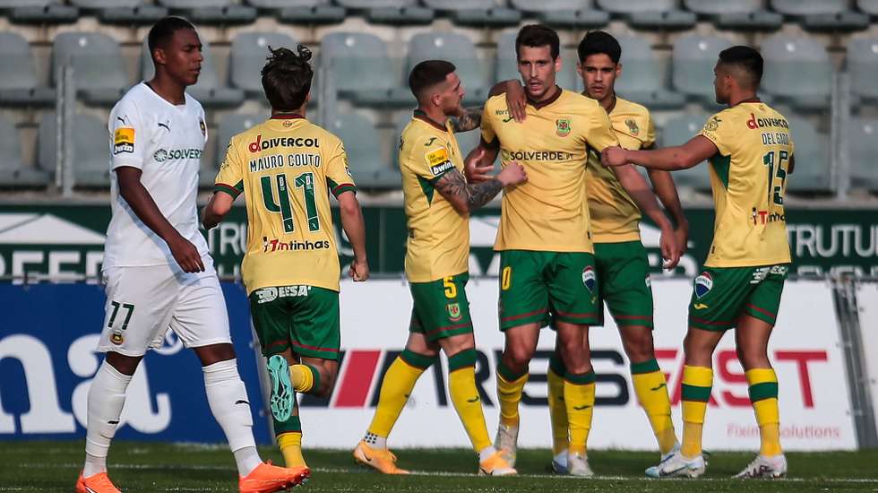 O jogador do FC Paços de Ferreira Alexandre Guedes (3-D) festeja após marcar o 3-1, durante o jogo da Primeira Liga de futebol entre o FC Paços de Ferreira e o Rio Ave FC, disputado no Estádio Capital do Móvel, em Paços de Ferreira, 21 de maio de 2023. MANUEL FERNANDO ARAÚJO/LUSA