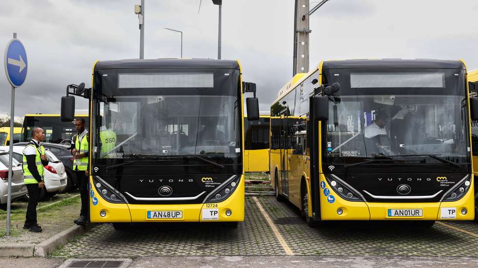Motoristas de nacionalidade cabo-verdiana da transportadora de passageiros Alsa Todi, na sede da empresa, na Moita, 24 de novembro de 2022. A Alsa Todi contratou várias dezenas de motoristas cabo-verdianos para colmatar a falta de pessoal na empresa. (ACOMPANHA TEXTO DA LUSA DA LUSA DO DIA 26 DE NOVEMBRO DE 2022). TIAGO PETINGA/LUSA