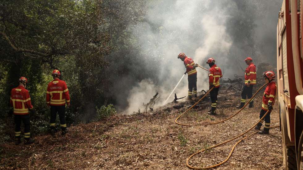 Bombeiros combatem um incêndio na zona de Galé de Cima no concelho de Aljezur, 9 de agosto de 2023. O incêndio rural que deflagrou no sábado em Odemira e entrou nos concelhos de Monchique e Aljezur (Faro) destruiu pelo menos duas casas e uma unidade de turismo rural, além de vários anexos.  MIGUEL A. LOPES/LUSA