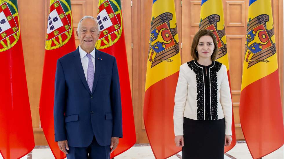epa10948779 Moldovan President Maia Sandu (R) and Portuguese President Marcelo Rebelo de Sousa (L) pose for a picture at the presidential building in Chisinau, Moldova, 30 October 2023. The Portuguese president is on a two-day official visit to Moldova.  EPA/DUMITRU DORU