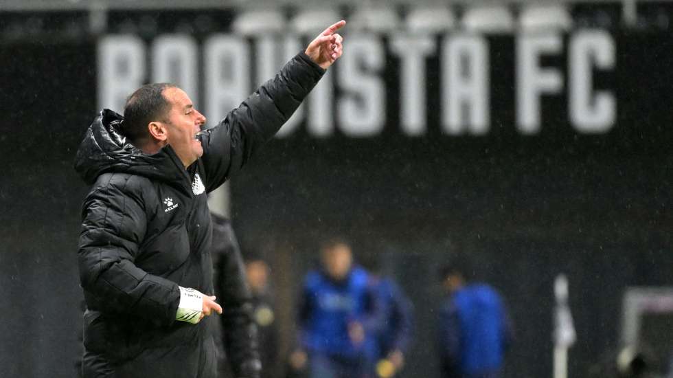 O treinador Armando Teixeira "Petit" do Boavista dá indicações aos seus jogadores durante o jogo da 12ª jornada da I Liga de Futebol, disputado com o Arouca no estádio do Bessa Séc. XXI no Porto, 3 de dezembro de 2023. FERNANDO VELUDO/LUSA