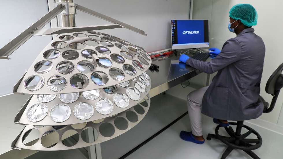 Um funcionário trabalha na fábrica de lentes oftálmicas, denominada Oftalmed, que foi hoje inaugurada pelo ministro da Industria e Comércio, Rui Minguês (ausente da fotografia), no município angolano de Viana, em Luanda, Angola, 19 de janeiro de 2024. Angola conta a partir de hoje com a primeira fábrica de lentes oftálmicas, investimento do Grupo Centro Óptico, orçado em mais de 8 mil milhões de kwanzas (8,8 milhões de euros), provendo produzir mais de 1.000 lentes/dia. AMPE ROGÉRIO/LUSA