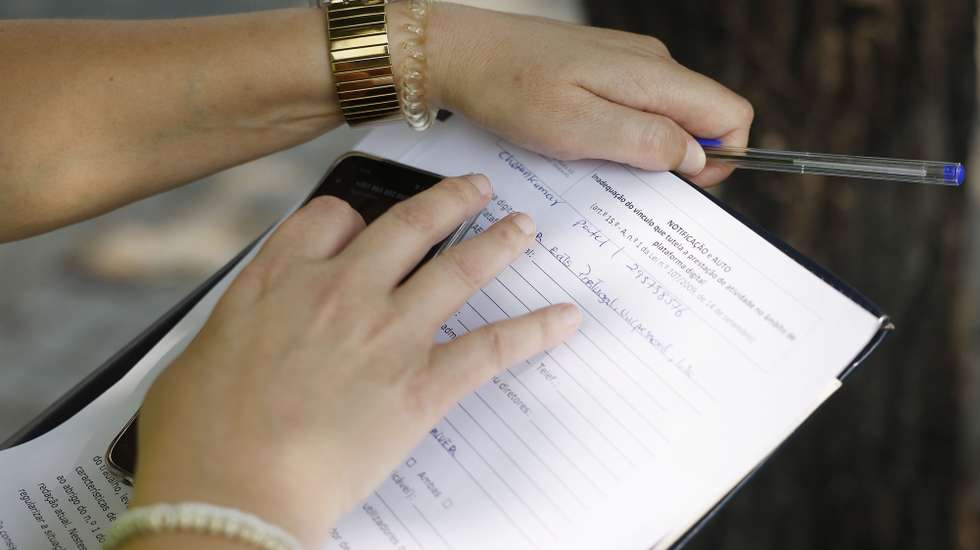 Elementos da Autoridade para as Condições do Trabalho (ACT), durante uma ação a trabalhadores das plataformas do setor alimentar, em Lisboa, 28 de junho de 2023. (ACOMPANHA TEXTO).. ANTÓNIO PEDRO SANTOS/LUSA