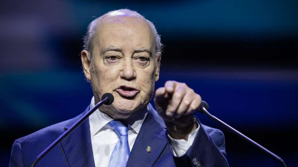 Jorge Nuno Pinto da Costa, intervém durante a apresentação da sua candidatura à presidência do Futebol Clube do Porto, no Coliseu do Porto, 4 de fevereiro de 2024. Pinto da Costa, de 86 anos, concorrerá a um 16.º mandato seguido à frente do FC Porto, numa fase em que é o dirigente com mais títulos e longevidade do futebol mundial, tendo sido eleito pela primeira vez como 33.º presidente da história do clube em abril de 1982. JOSÉ COELHO/LUSA