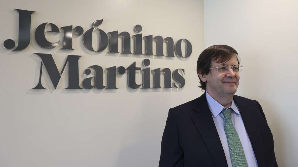 O presidente da Jerónimo Martins, Pedro Soares dos Santos, posa para a fotografia durante uma entrevista à agência Lusa, em Lisboa, 07 de março de 2024. O presidente da Jerónimo Martins considera que a distribuição em Portugal vai estar "totalmente focada na restauração" em 10 anos e que o grupo vai crescer no agroalimentar, um "novo braço de negócio". (ACOMPANHA TEXTO DA LUSA DO DIA 17 DE MARÇO DE 2024). MANUEL DE ALMEIDA/LUSA
