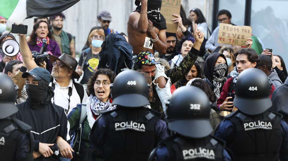 Ação de protesto e vigília pela Palestina convocada pela Plataforma Unitária em Solidariedade com a Palestina em reação ao evento “76.º Dia da Independência”, defronte da Representação da Comissão Europeia em Portugal, Centro Europeu Jean Monnet, Lisboa, 22 de maio de 2024. MANUEL DE ALMEIDA/LUSA