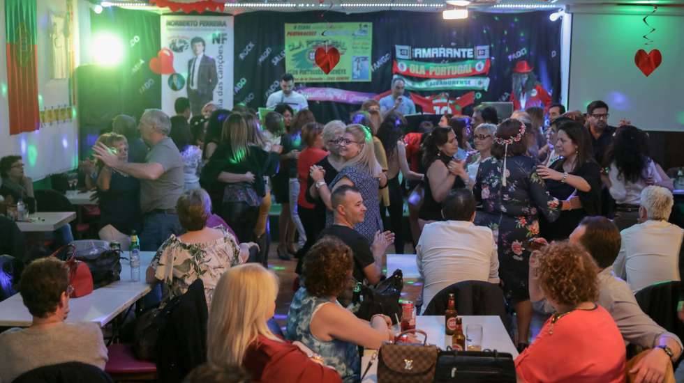 Emigrantes portugueses dançam ao som de música popular portuguesa na Associação Olá Portugal  onde matam saudades de Portugal e garantem que o estádio de Genebra vai ser uma grande casa portuguesa, no jogo de preparação para o Campeonato do Mundo da Russia 2018, entre as seleções de Portugal e da Holanda, em Genebra, Suiça, 24 de março de 2018. (ACOMPANHA TEXTO) PAULO NOVAIS/LUSA